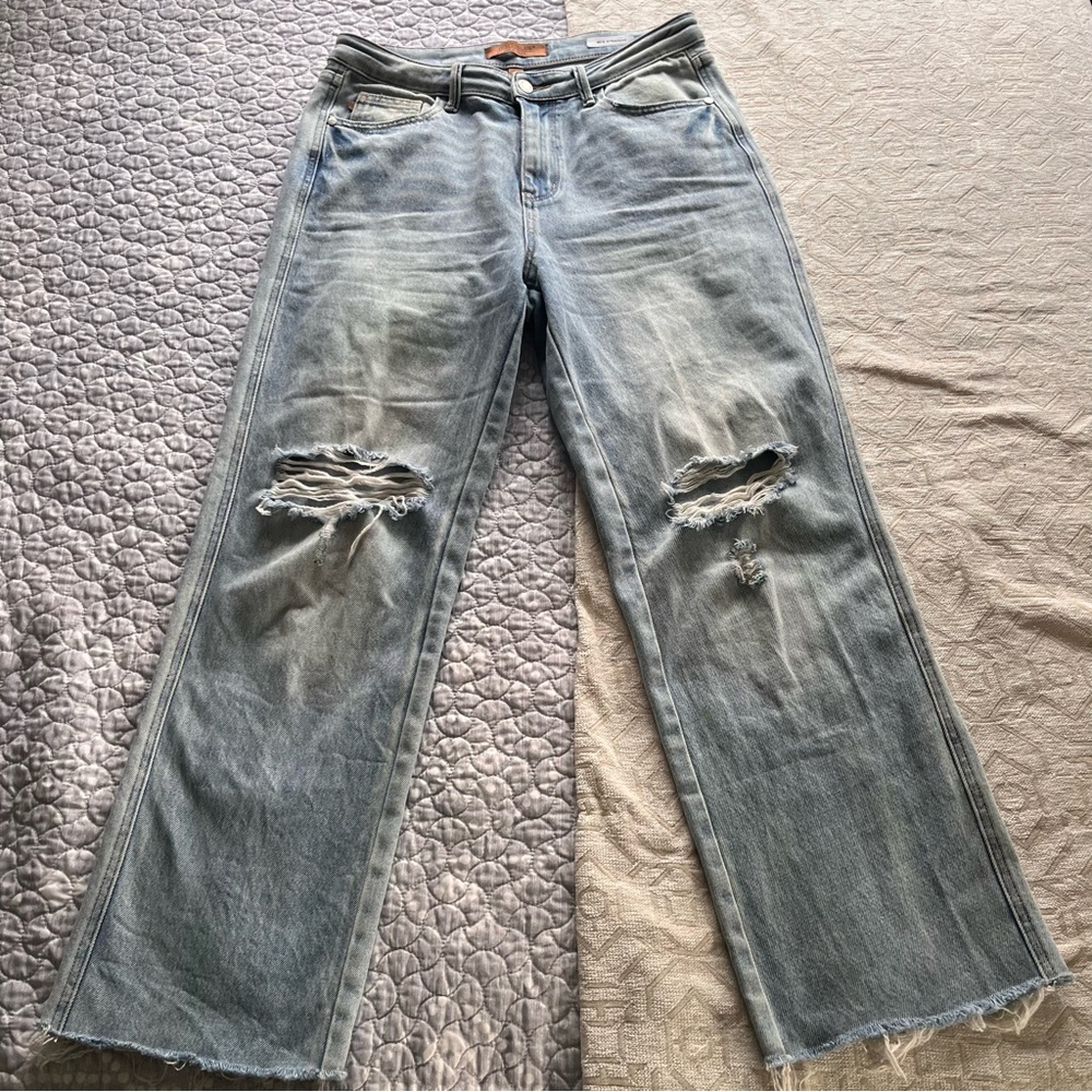 Judy Blue Light Gray Distressed 90s Straight Leg Jeans. Size 7/28.